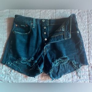 LEVIS DENIM SHORTS. sz 28 VINTAGE CUT. LIKE NEW.